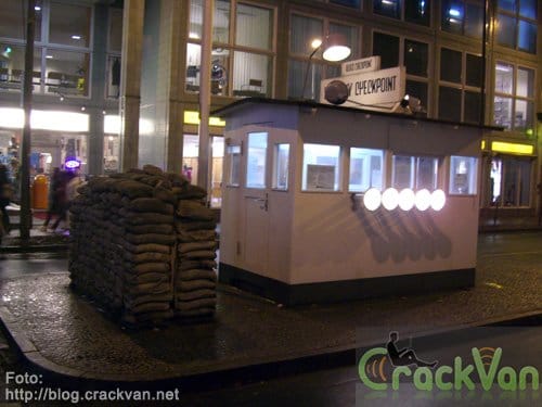 Hoy se cumplen 20 años del desmantelamiento del Checkpoint Charlie, uno de los puestos fronterizos más emblemáticos de la Guerra Fría. Checkpoint Charlie
