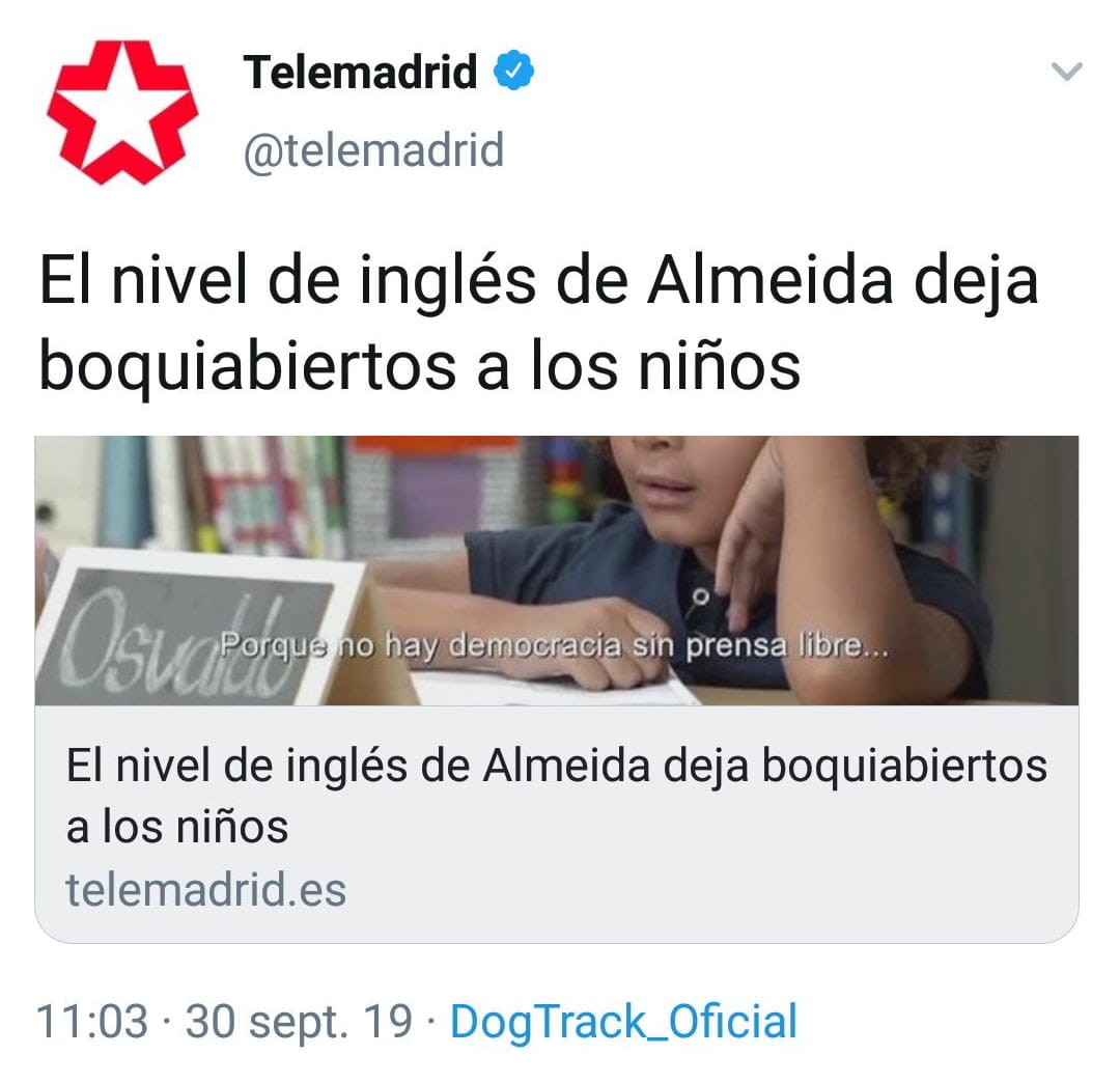 Matrínez Almeida con niños en el colegio