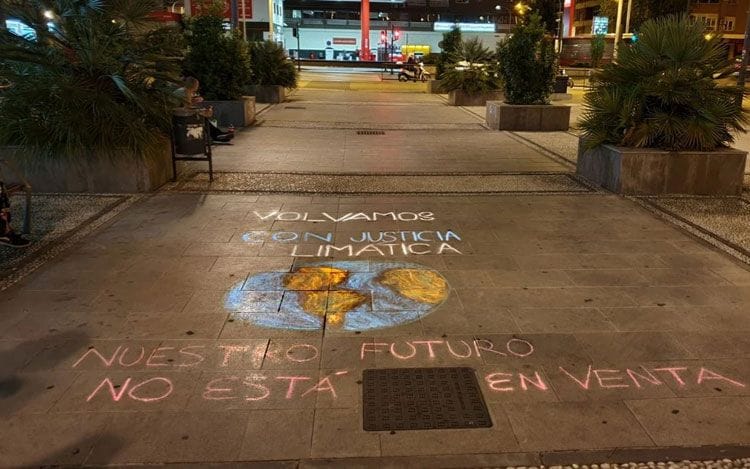 Granada, 2700 euros en multas por pintar con tiza frases y dibujos contra el cambio climático 3