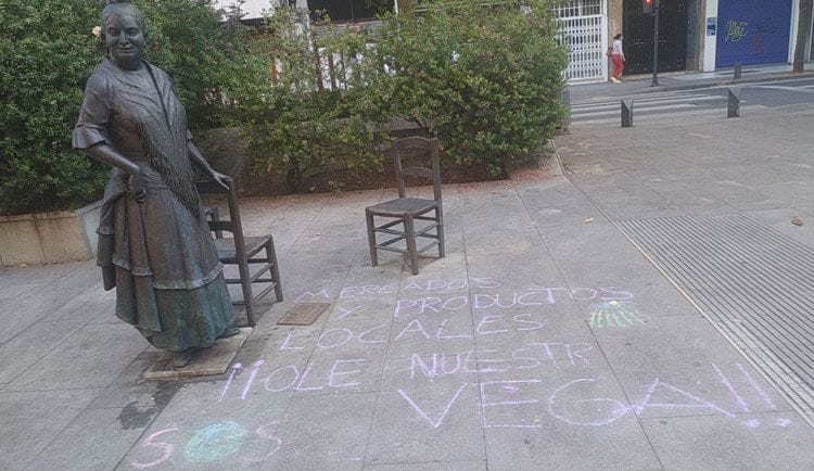 Granada, 2700 euros en multas por pintar con tiza frases y dibujos contra el cambio climático 4