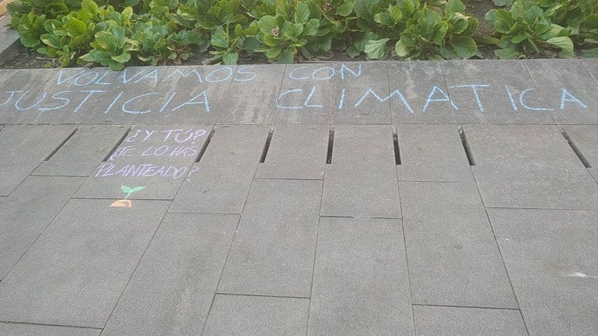 Granada, 2700 euros en multas por pintar con tiza frases y dibujos contra el cambio climático 7