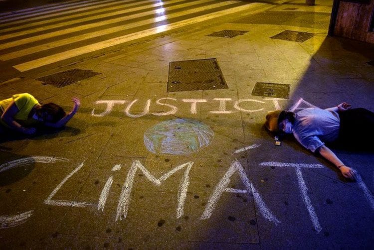Granada, 2700 euros en multas por pintar con tiza frases y dibujos contra el cambio climático 8