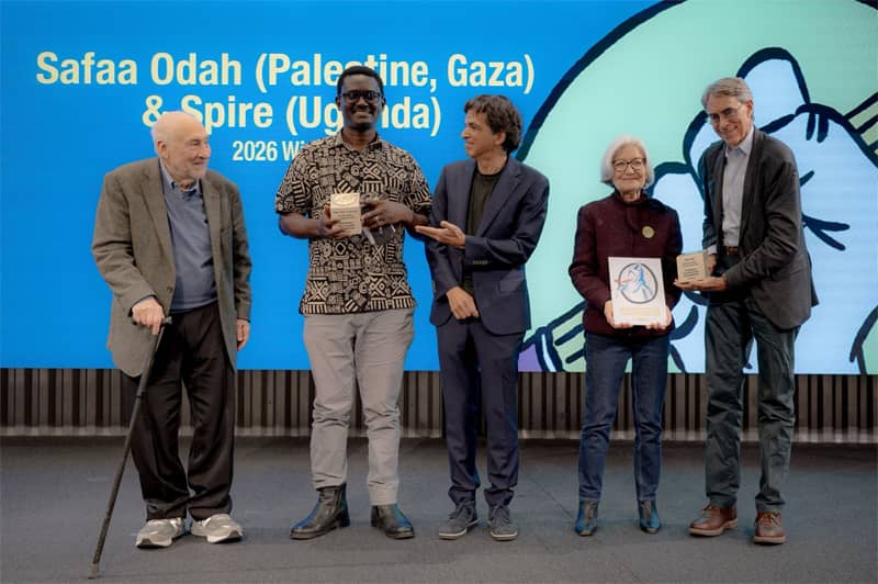 Von links nach rechts: Joseph Stiglitz, Nobelpreisträger für Wirtschaft; Jimmy "Spire" Ssentongo; Patrick Chappatte, Präsident der Stiftung; Marie Heuzé, Ko-Vorsitzende der Stiftung, mit einem Selbstporträt von Safaa Odah, Mitpreisträgerin, die nach wie vor im Gazastreifen festgehalten wird und nicht an der Veranstaltung teilnehmen konnte; und Ken Roth, ehemaliger Direktor von Human Rights Watch und Mitglied des FCF-Beirats. (Foto: Anastasia Malpertuis, Lensevolve Photography, für die Freedom Cartoonists Foundation)